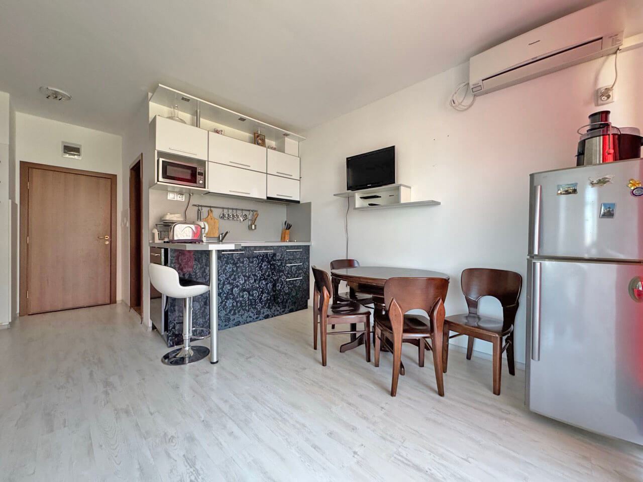 Drei-Zimmer-Wohnung in einem Komplex mit gut organisierter Umgebung und gemütlicher Atmosphäre