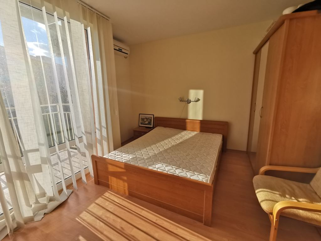 Wir bieten Ihnen eine exklusive Drei-Zimmer-Wohnung mit teilweisem Meerblick, gelegen in einer der gefragtesten und sehr gepflegten Anlagen in Sweti Wlas. 