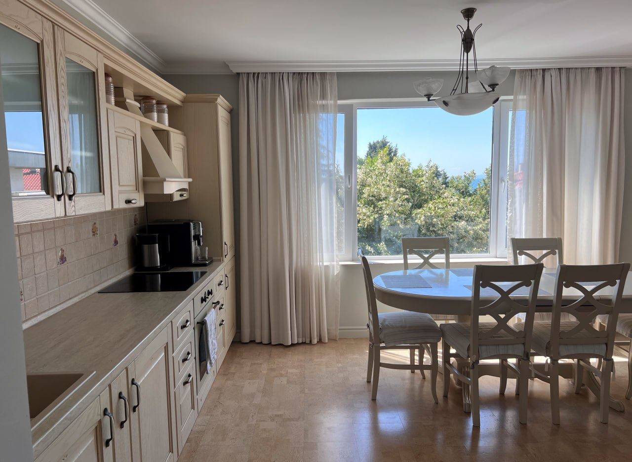 Geräumige Drei-Schlafzimmer-Wohnung mit Panoramablick auf das Meer nur 50 Meter vom Strand entfernt – niedrige Instandhaltungsgebühr!