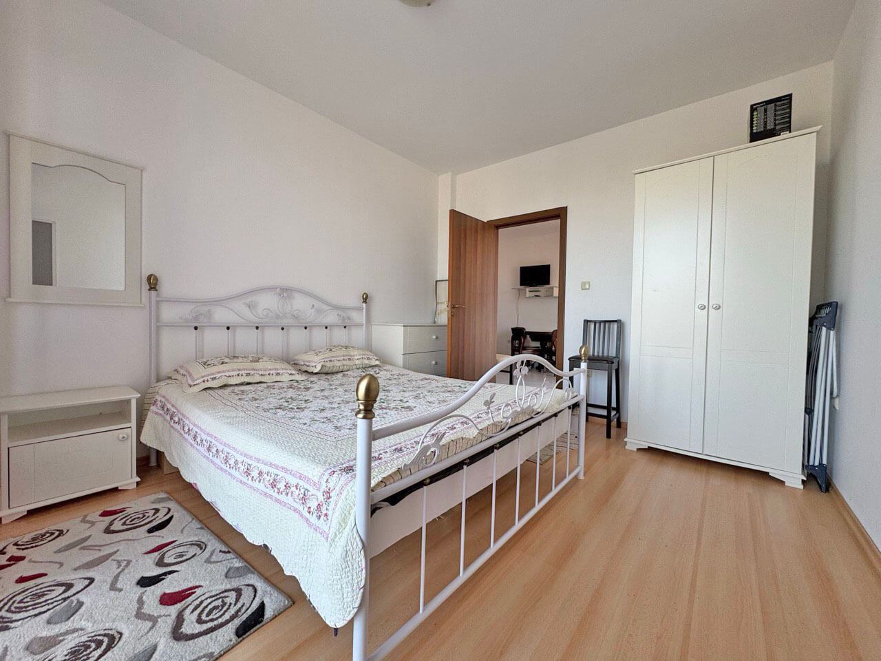 Drei-Zimmer-Wohnung in einem Komplex mit gut organisierter Umgebung und gemütlicher Atmosphäre