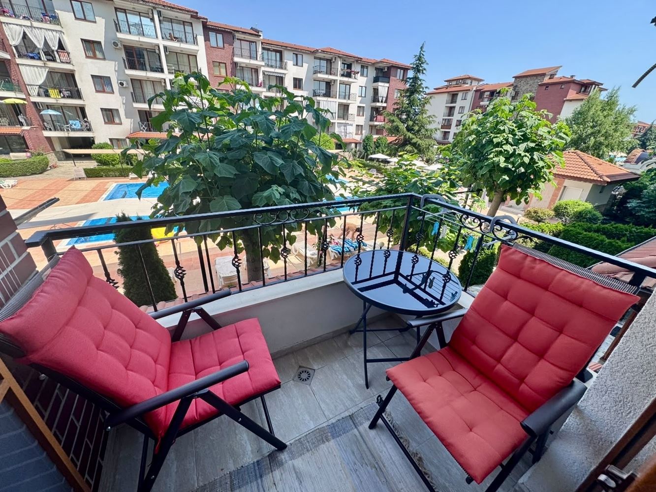 Komfortable 2-Zimmer-Wohnung mit großzügiger Terrasse und Poolblick in einer luxuriösen Anlage in Nessebar