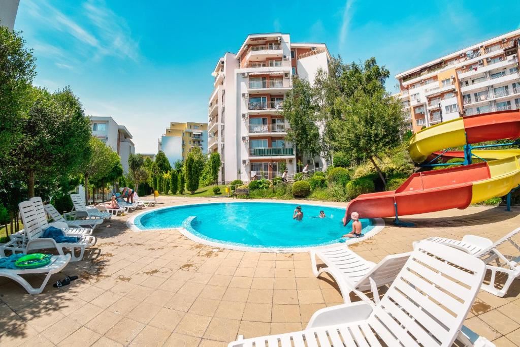 Geräumiges Studio in Sveti Vlas mit schönem Blick auf den Pool – hervorragende Investition am Meer