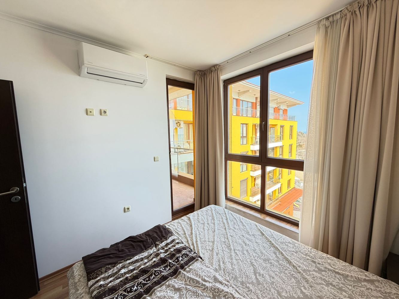 Wohnung mit zwei Schlafzimmern und direktem Meerblick in erster Meereslinie in Nessebar