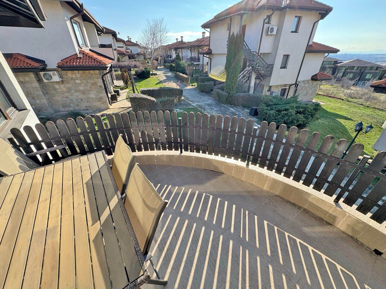 Geräumige 3-Zimmer-Wohnung mit Panoramablick auf Meer und Berge – Komfort, Stil und Ruhe inmitten der Natur