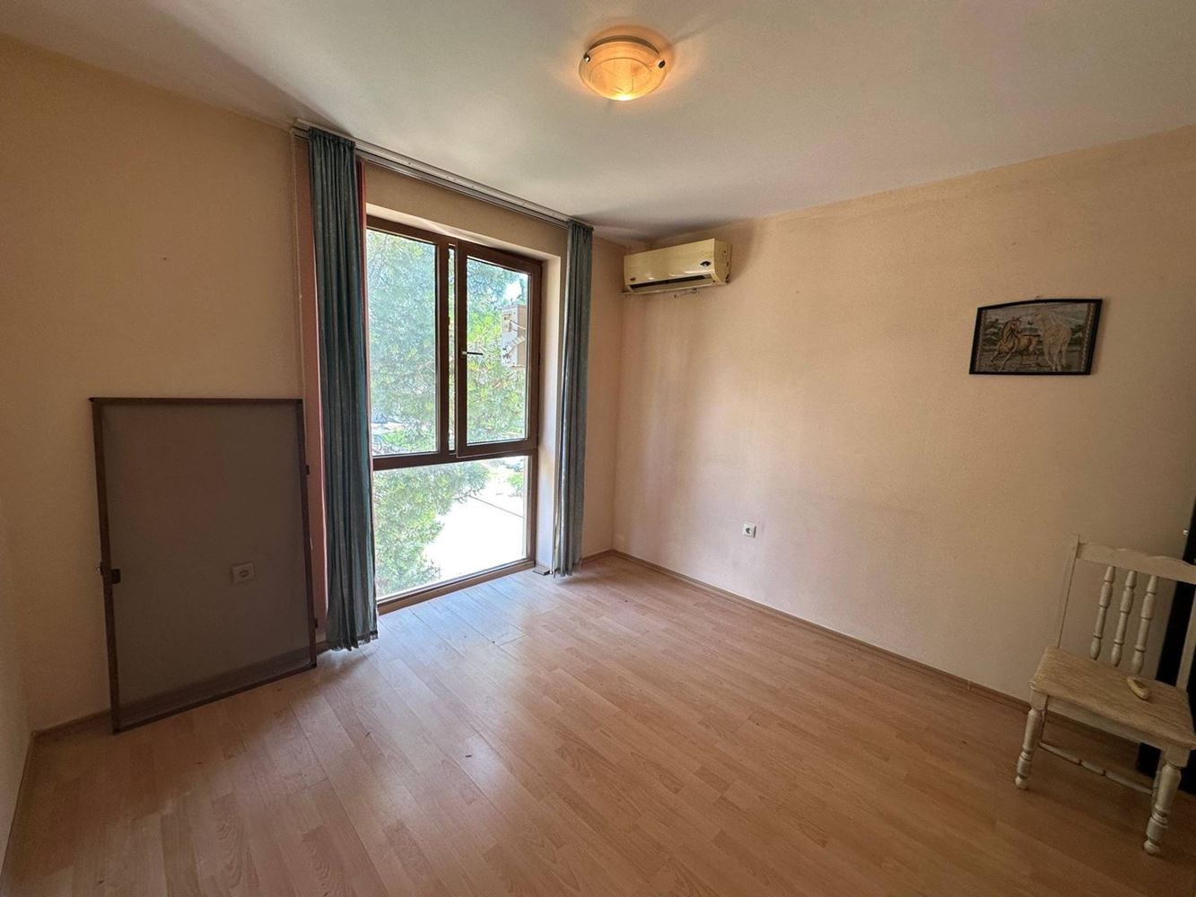 Großzügige 2-Zimmer-Wohnung in einer ruhigen und grünen Wohnanlage mit Pool in Sonnenstrand