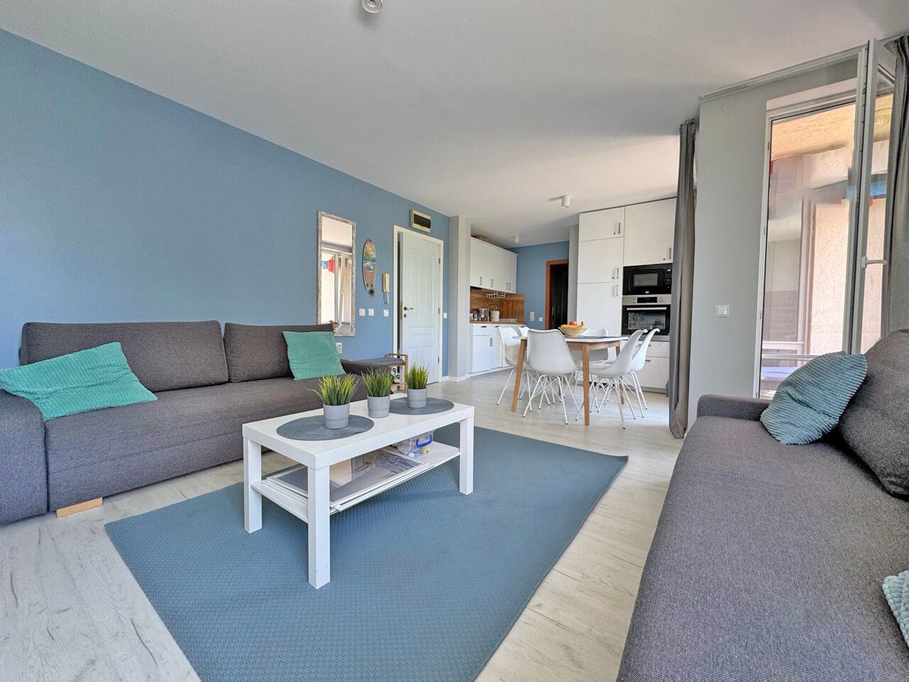 Stilvolle Zweizimmerwohnung mit einem Schlafzimmer in einer prestigeträchtigen Anlage in Sonnenstrand – komplett renoviert und bezugsfertig