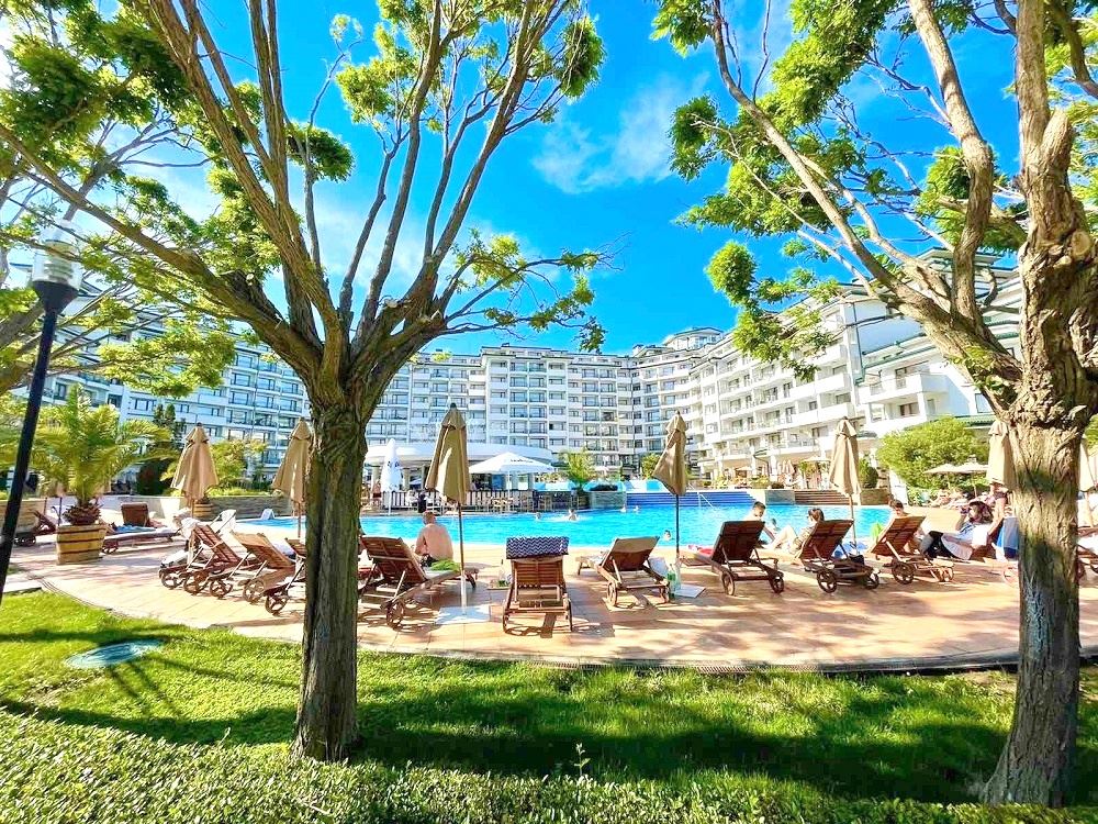 Zwei-Zimmer-Wohnung (mit einem Schlafzimmer) in erster Meereslinie in Ravda – Luxus, Natur und beeindruckender Poolblick