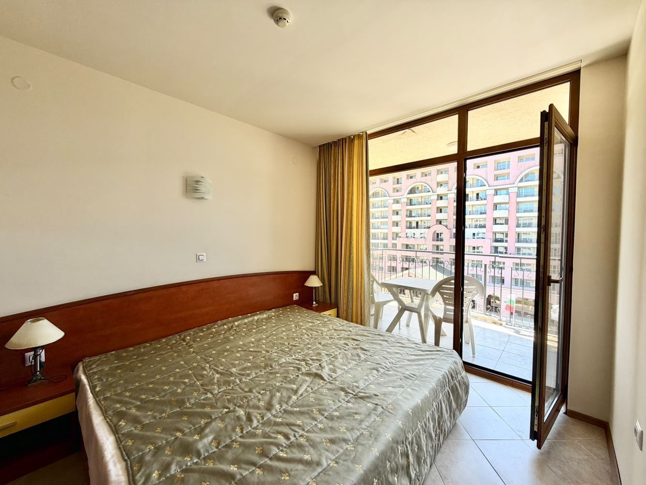 Geräumige Wohnung mit einem Schlafzimmer und Meerblick in zweiter Meereslinie in Sonnenstrand