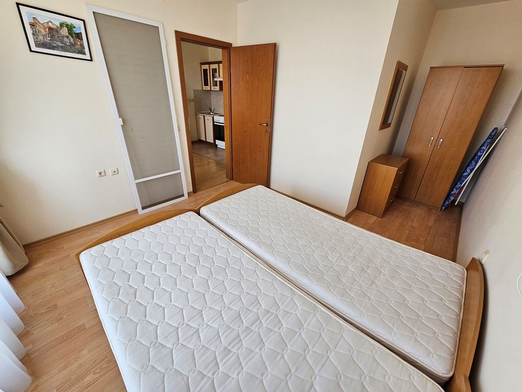 Vollständig eingerichtetes Ein-Zimmer-Apartment im obersten Stock in Sunny Beach – Poolblick und luxuriöse Atmosphäre