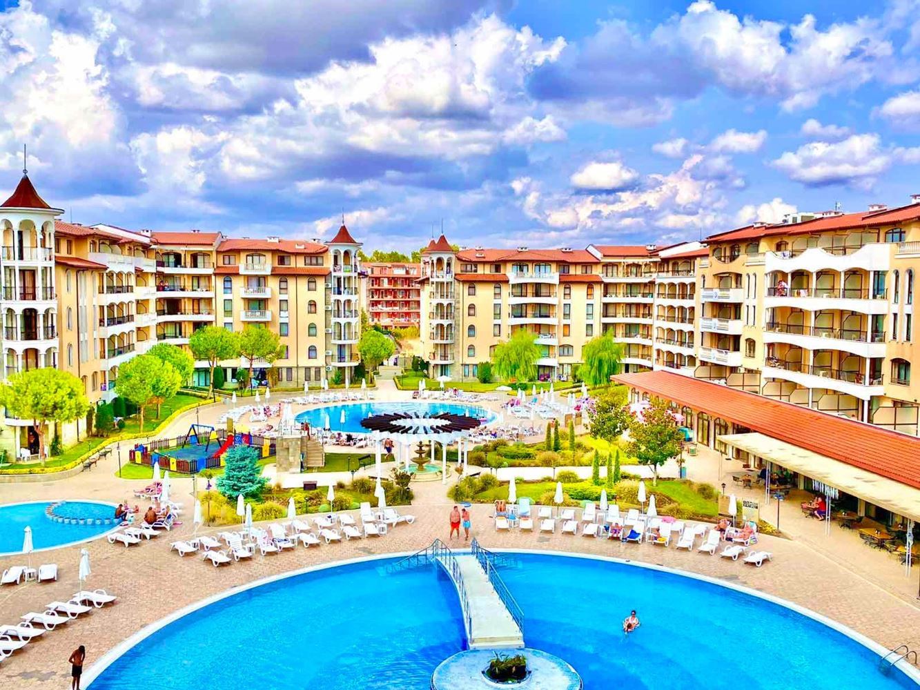 Einzigartige 2-Zimmer-Wohnung mit Balkon und Poolblick in einer prestigeträchtigen Anlage in Sonnenstrand