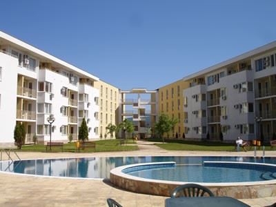 Vollständig eingerichtetes Ein-Zimmer-Apartment im obersten Stock in Sunny Beach – Poolblick und luxuriöse Atmosphäre