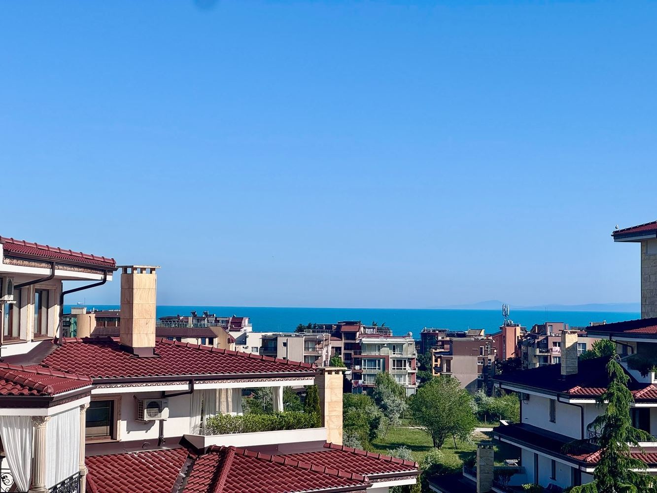 Großzügige Drei-Zimmer-Wohnung mit Meerpanorama in einem prestigeträchtigen Komplex in Nessebar – Komfort, Raum und beeindruckende Ausblicke