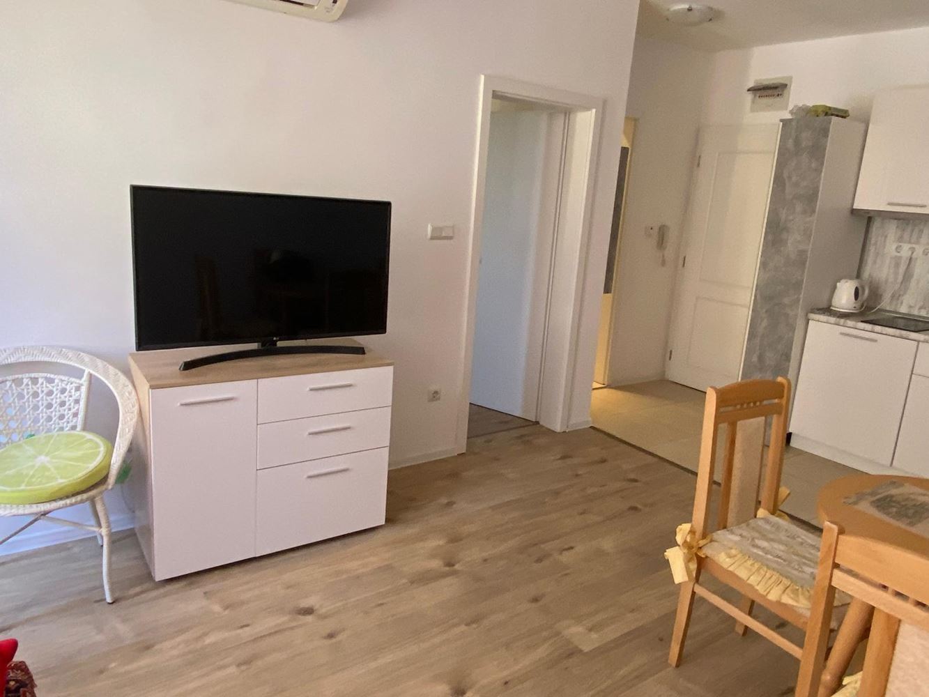 2-Zimmer-Wohnung in Pomorie – möbliert, mit Garten und ausgezeichneter Lage