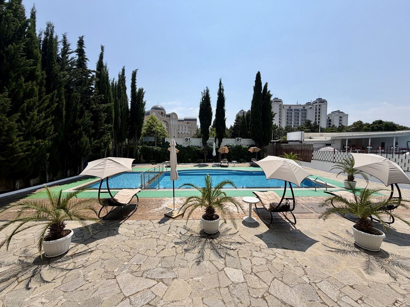 Stilvolle, modern möblierte Zweizimmerwohnung mit einem Schlafzimmer und Blick auf den Pool in Sveti Vlas