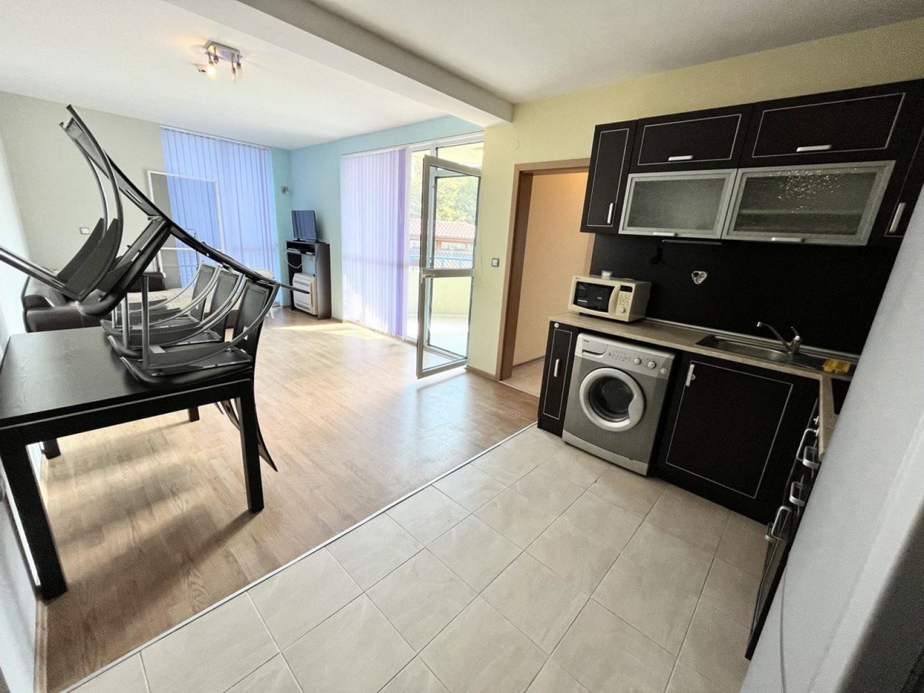 Geräumige Wohnung mit einem Schlafzimmer und Poolblick in einer hervorragend gepflegten Anlage in Pomorie