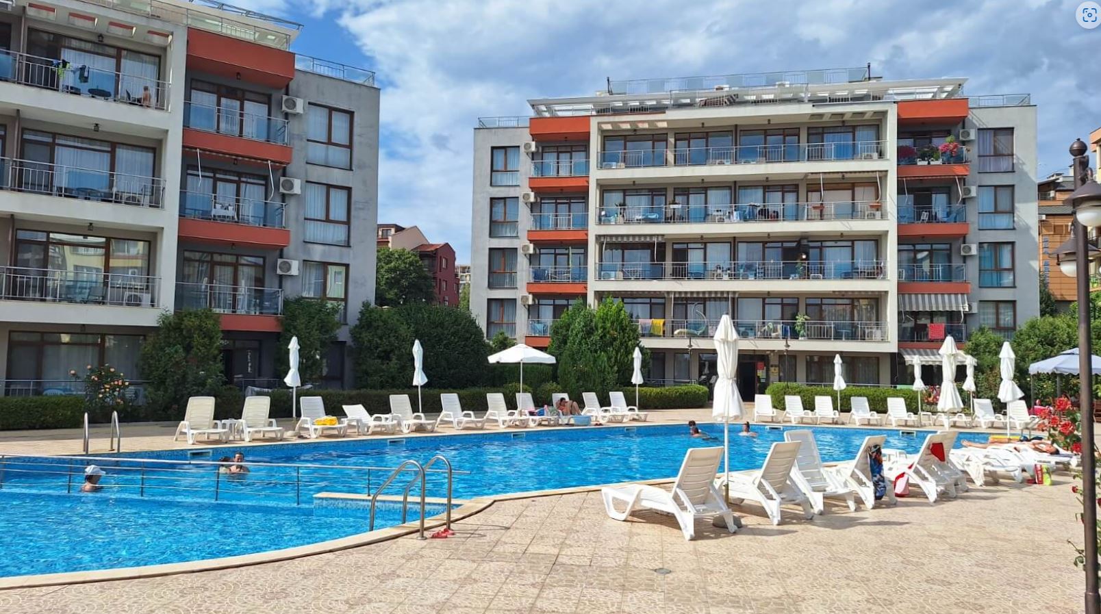 Wohnung mit einem Schlafzimmer in erster Meereslinie in Sveti Vlas – gemütliche Immobilie mit Blick auf Pool und Meer