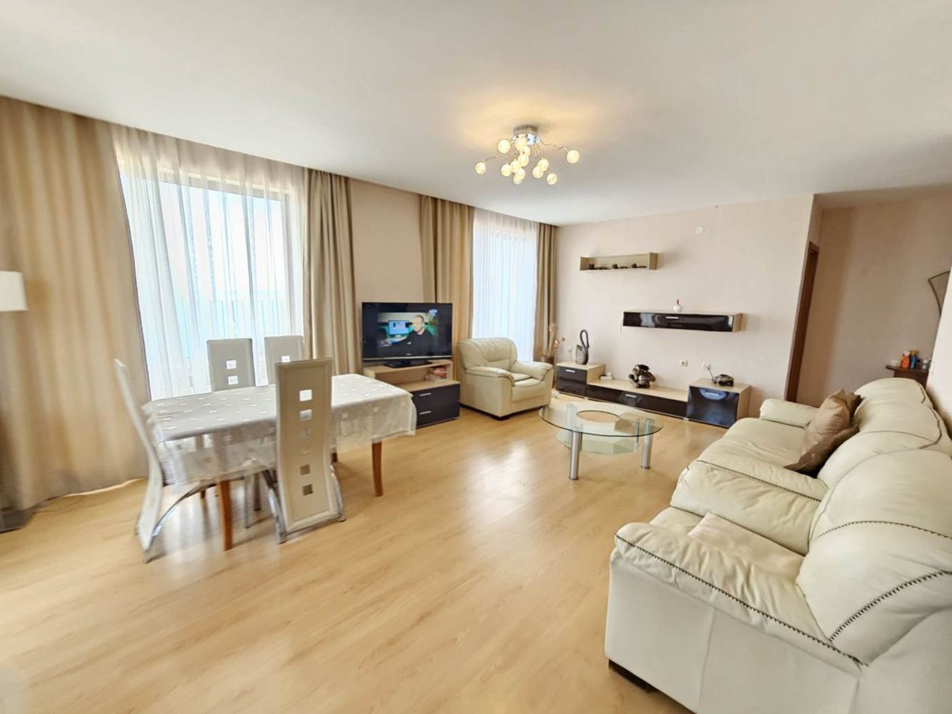 Sveti Vlas – Drei-Zimmer-Wohnung mit direktem Panoramablick auf das Meer in einer Anlage in erster Linie