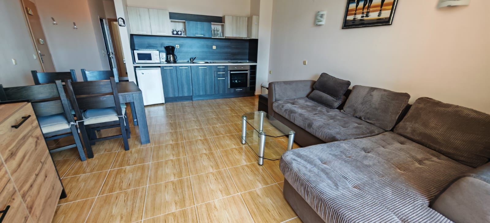 Drei-Zimmer-Wohnung 200 m vom Meer entfernt in Sveti Vlas mit zwei Terrassen und teilweise Meerblick
