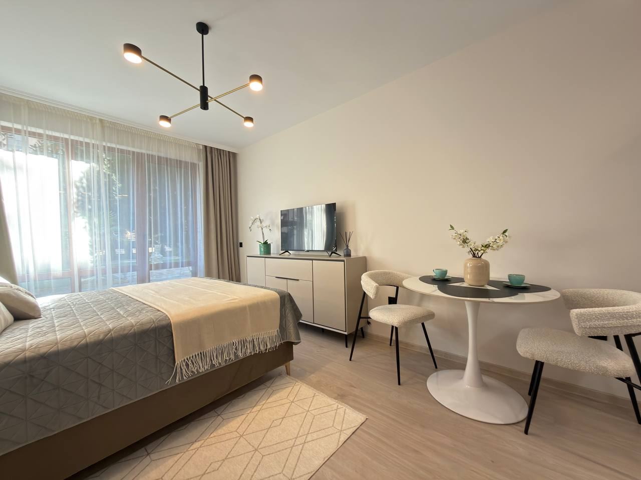 Stilvolle und gemütliche Wohnung mit direktem Zugang zum Pool – modernes Studio in einer geschlossenen Anlage, 300 m vom Meer entfernt