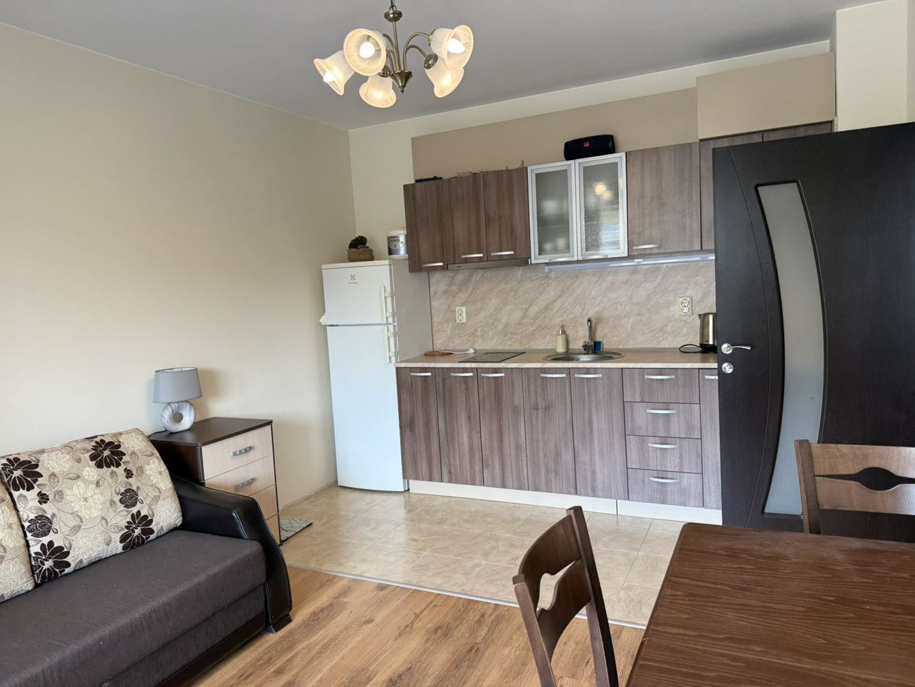 Stilvolle Einzimmerwohnung in einem modernen Komplex in Ravda – ausgezeichnete Investition nahe dem Meer