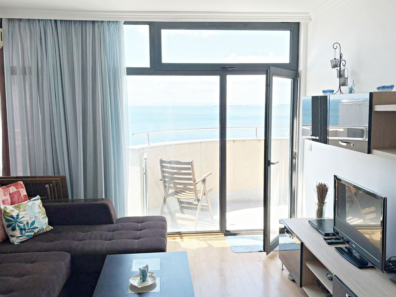 Luxuriöse 2-Zimmer-Wohnung mit Panoramablick auf das Meer in erster Linie in Sveti Vlas