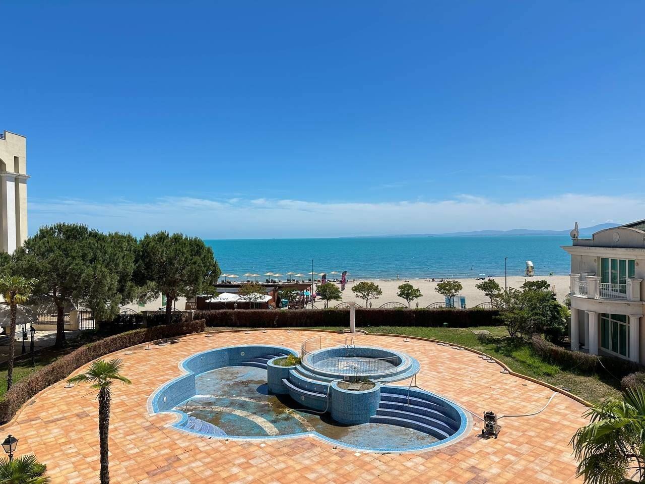 Geräumige Wohnung mit Meerblick in erster Meereslinie in Pomorie – Ferienimmobilie mit dem Gefühl eines luxuriösen Resorts