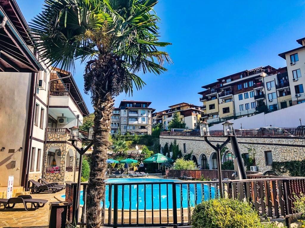 Luxus und Ruhe in erster Meereslinie in Sweti Wlas – großzügige 2-Zimmer-Wohnung mit Blick auf den Pool