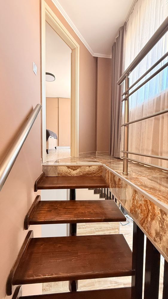 Luxuriöse Maisonette-Wohnung mit drei Schlafzimmern im Herzen von Sonnenstrand – Raum, Stil und Komfort auf zwei Ebenen