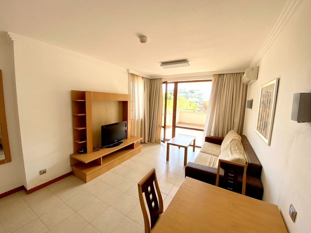 Zwei-Zimmer-Wohnung (mit einem Schlafzimmer) in erster Meereslinie in Ravda – Luxus, Natur und beeindruckender Poolblick