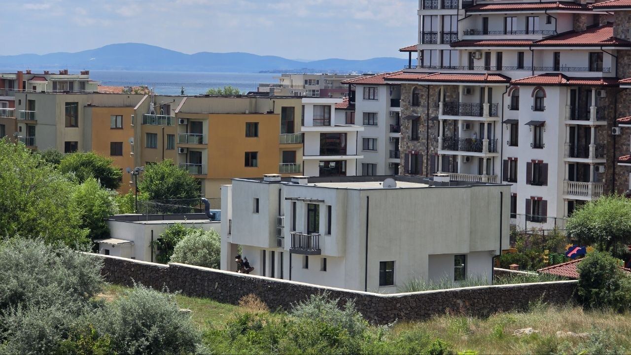 Geräumige 3-Zimmer-Wohnung mit teilweisem Meerblick in einer prestigeträchtigen Wohnanlage in Nessebar – bereit für ihre neuen Eigentümer