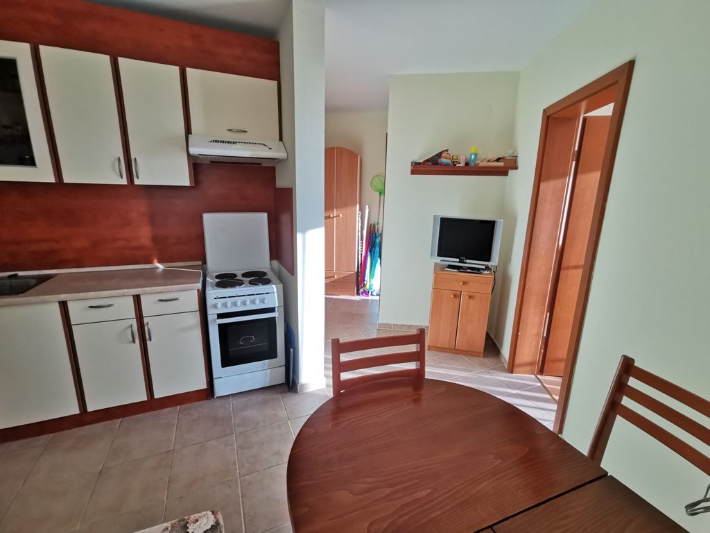 Wir bieten Ihnen eine exklusive Drei-Zimmer-Wohnung mit teilweisem Meerblick, gelegen in einer der gefragtesten und sehr gepflegten Anlagen in Sweti Wlas. 