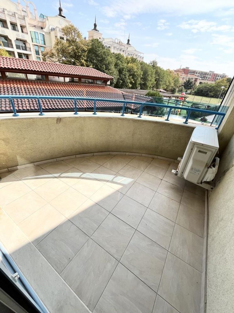 Geräumige Wohnung mit einem Schlafzimmer und Poolblick in einer hervorragend gepflegten Anlage in Pomorie