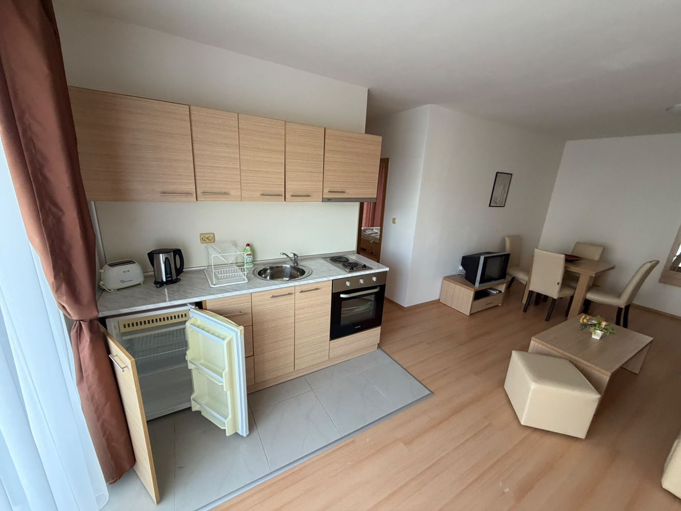 Geräumige Wohnung mit zwei Schlafzimmern mit Meer- und Bergblick in einer schönen geschlossenen Wohnanlage am Meer
