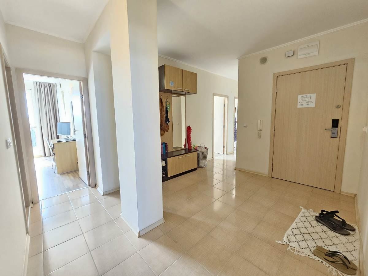 Luxuriöse Drei-Zimmer-Wohnung mit drei Schlafzimmern in erster Meereslinie in Obzor – Panoramablick auf Meer und Berge