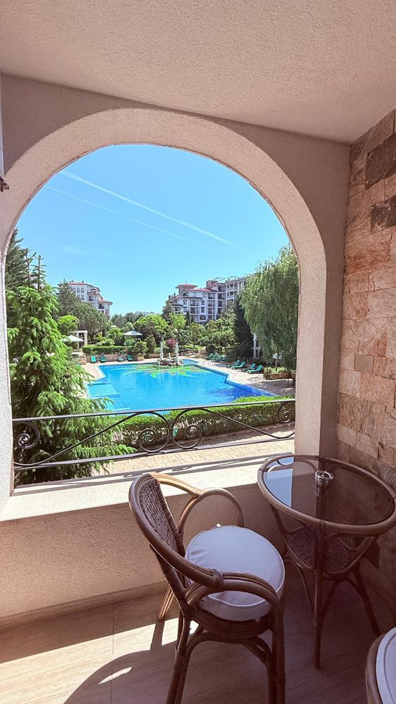 Luxuriöse 2-Zimmer-Wohnung in einer Anlage in Nessebar – 200 m vom Strand, Pool- und Gartenblick