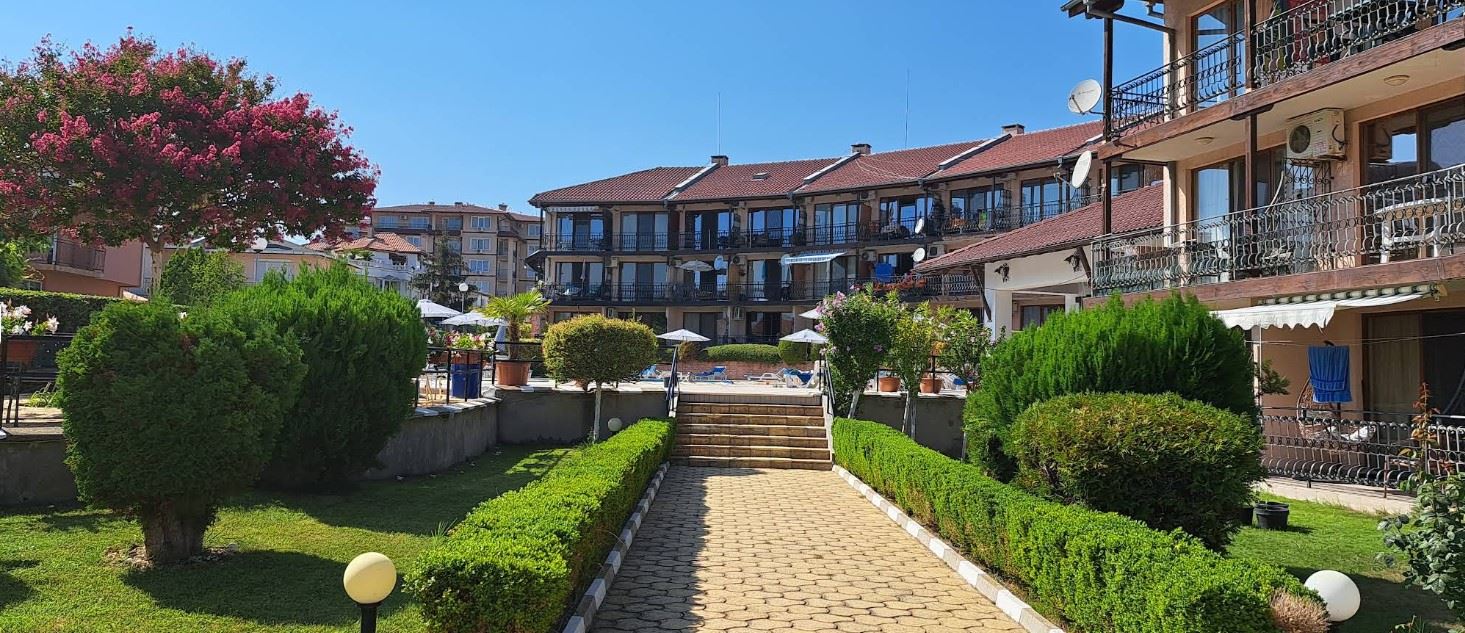 Geräumiges Apartment mit zwei Schlafzimmern in erster Meereslinie in Ravda – ein großzügiges Zuhause am Meer mit einzigartigem Ausblick