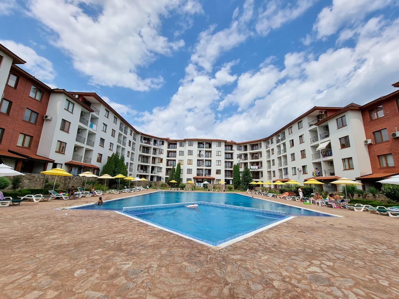 Apartment mit zwei Schlafzimmern und Poolblick in Nessebar – Raum, Komfort und ausgezeichnete Lage nur 300 Meter vom Meer entfernt