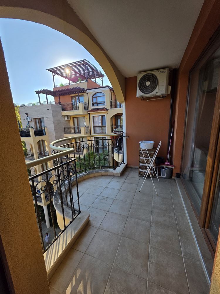 Herrliche Wohnung mit einem Schlafzimmer in einer Anlage in Sonnenstrand – Blick auf den Pool; Stil und Komfort