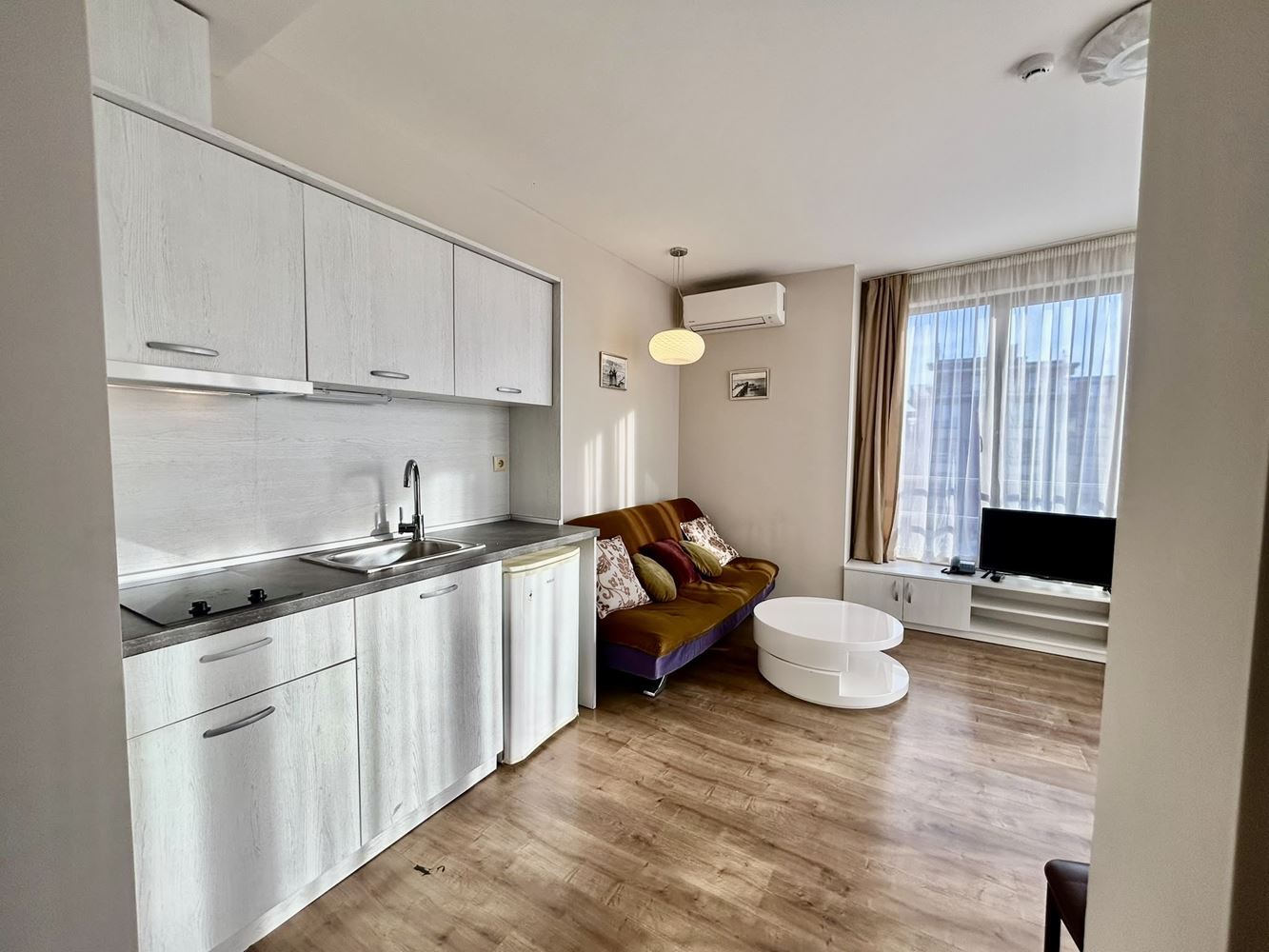 Zweizimmerwohnung mit Blick auf den Pool in einer Anlage mit umfangreicher Infrastruktur