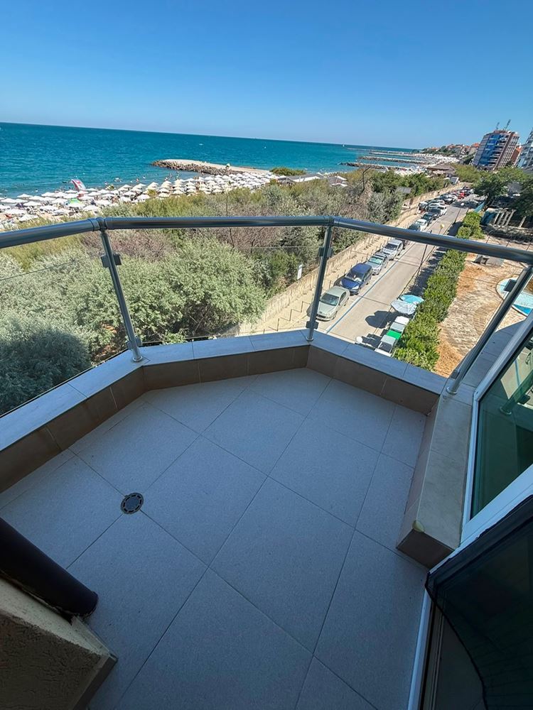 Direkter Meerblick – großzügige 2-Zimmer-Wohnung in erster Meereslinie in Pomorie