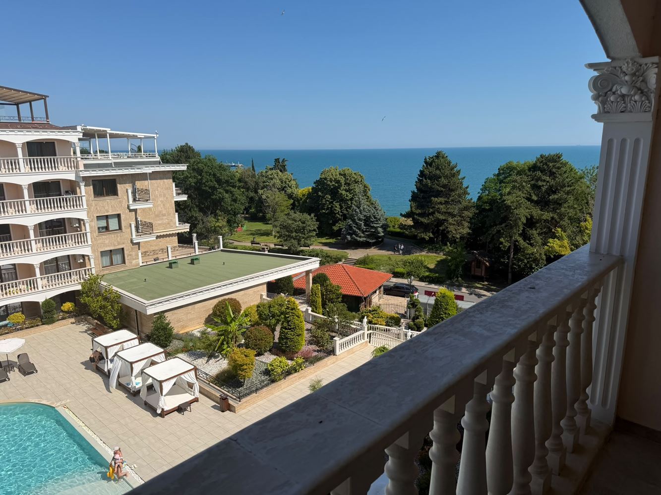 Neue 2-Zimmer-Wohnung mit Pool- und Meerblick in einem luxuriösen First-Line-Komplex in Nessebar