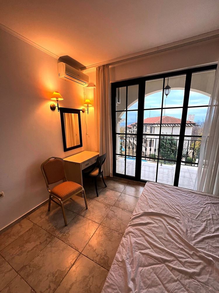 Einzigartige Drei-Zimmer-Wohnung mit Panoramablick auf das Meer und den Pool in erster Meereslinie in Obzor