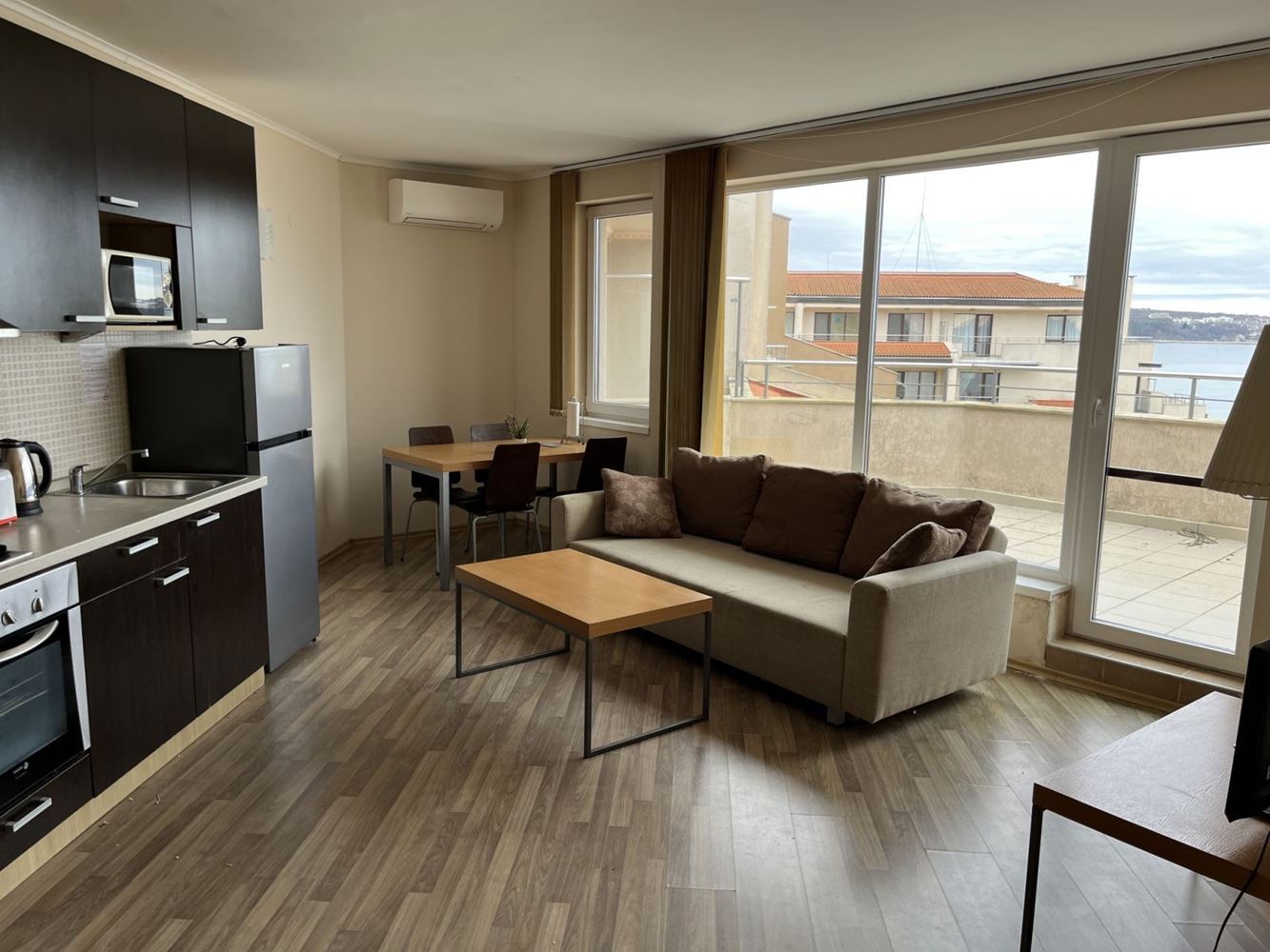 Obzor – möblierte Ein-Zimmer-Wohnung in erster Meereslinie mit Panoramameerblick