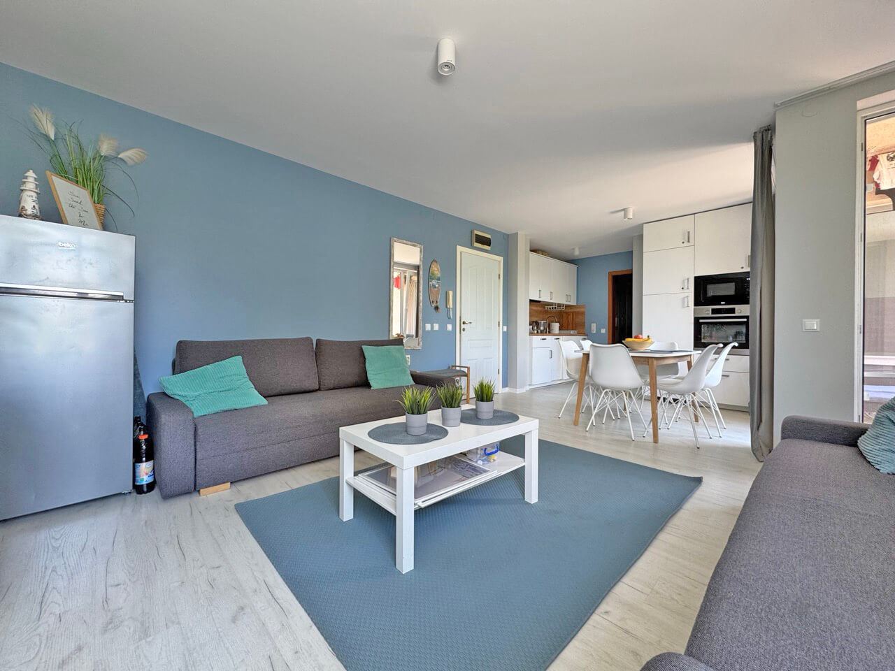 Stilvolle Zweizimmerwohnung mit einem Schlafzimmer in einer prestigeträchtigen Anlage in Sonnenstrand – komplett renoviert und bezugsfertig