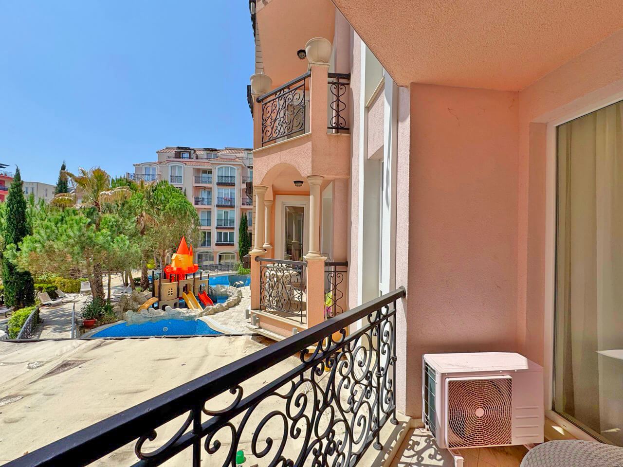 Elegante Zweizimmerwohnung mit Poolblick in einer luxuriösen Anlage in Sonnenstrand