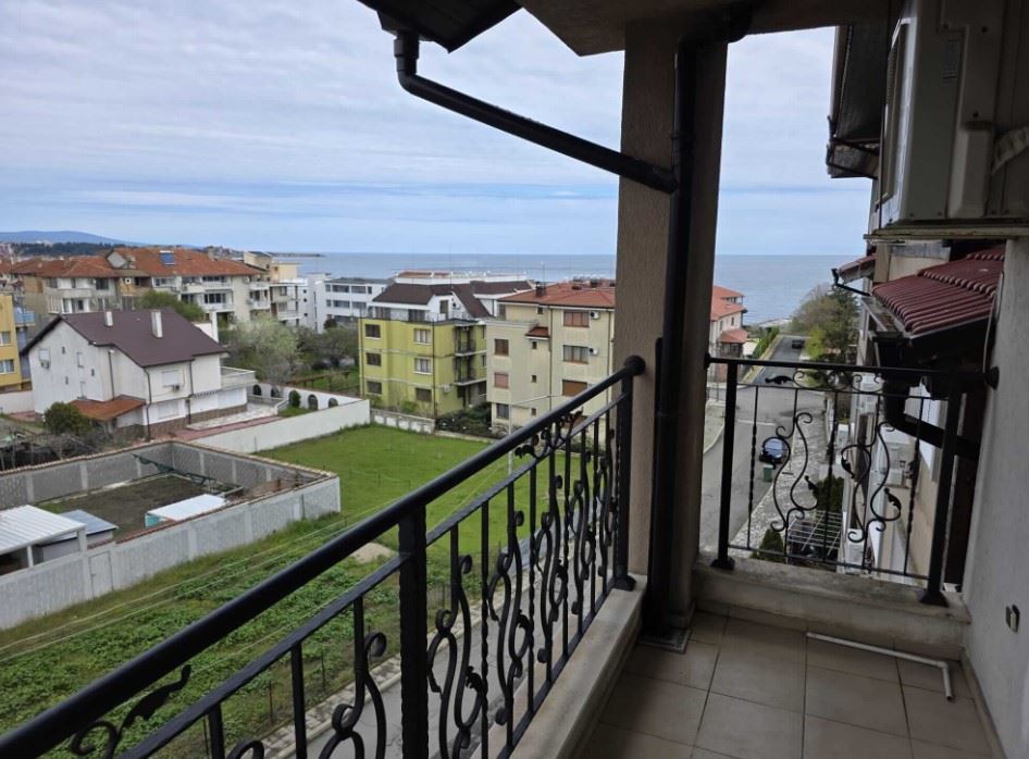 Geräumige Wohnung mit zwei Schlafzimmern und Meerblick in Ravda