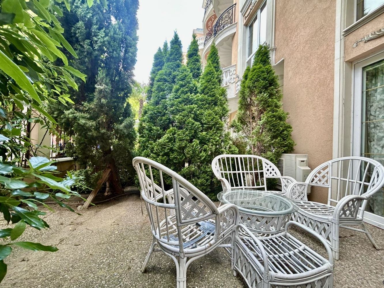 Luxuriöses Maisonette-Apartment mit Garten in Elite-Komplex – Komfort und Entspannung in Meeresnähe