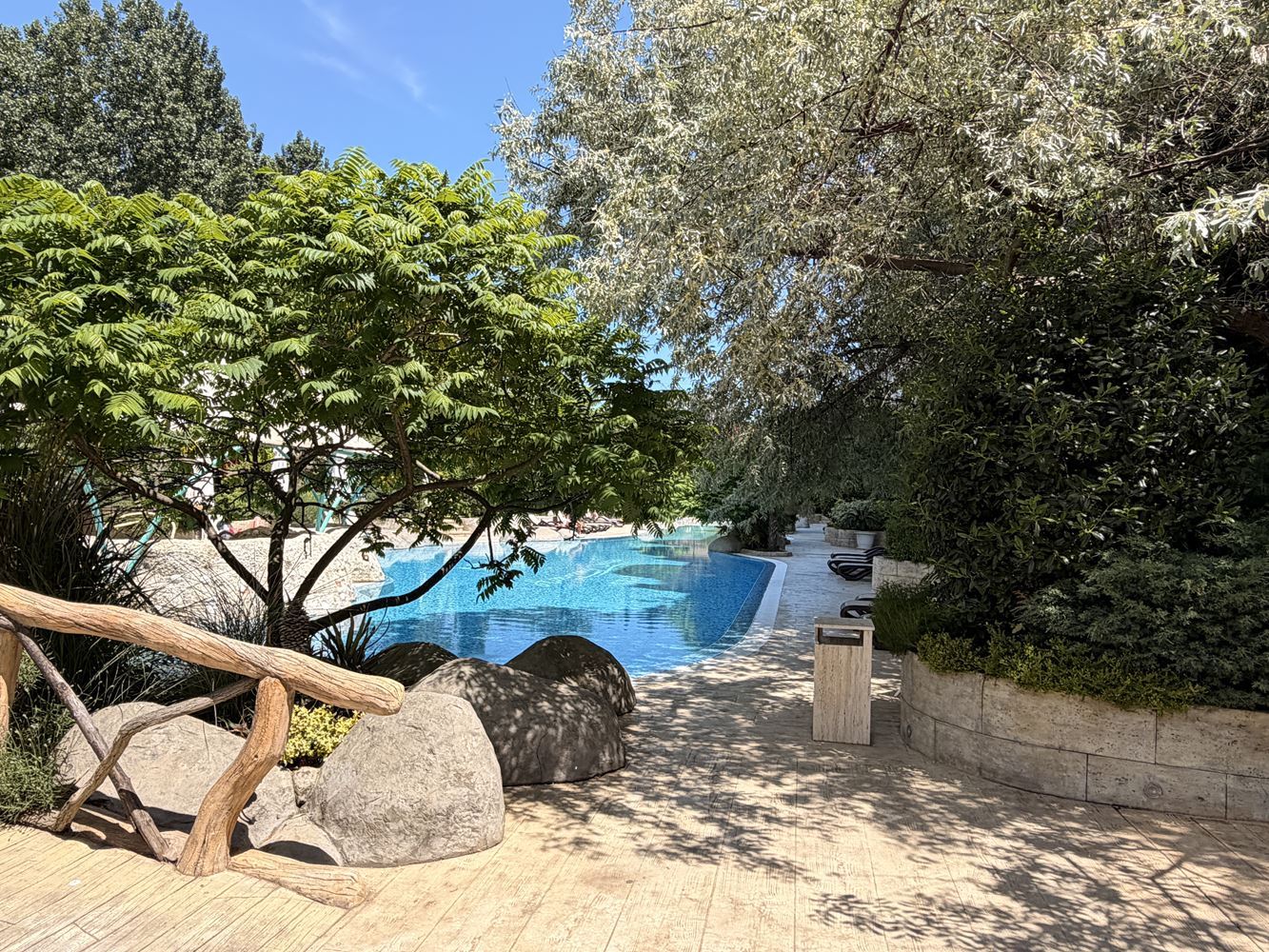 2-Zimmer-Wohnung mit Blick auf den Park und den Swimmingpool in einer prestigeträchtigen Wohnanlage am Sonnenstrand