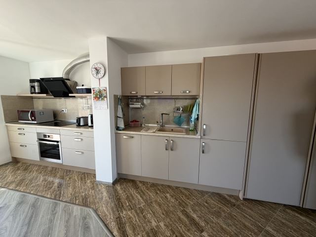 Geräumige Zwei-Zimmer-Wohnung mit Meerblick im Herzen von Sarafowo und der Möglichkeit zum Umbau in eine Drei-Zimmer-Wohnung