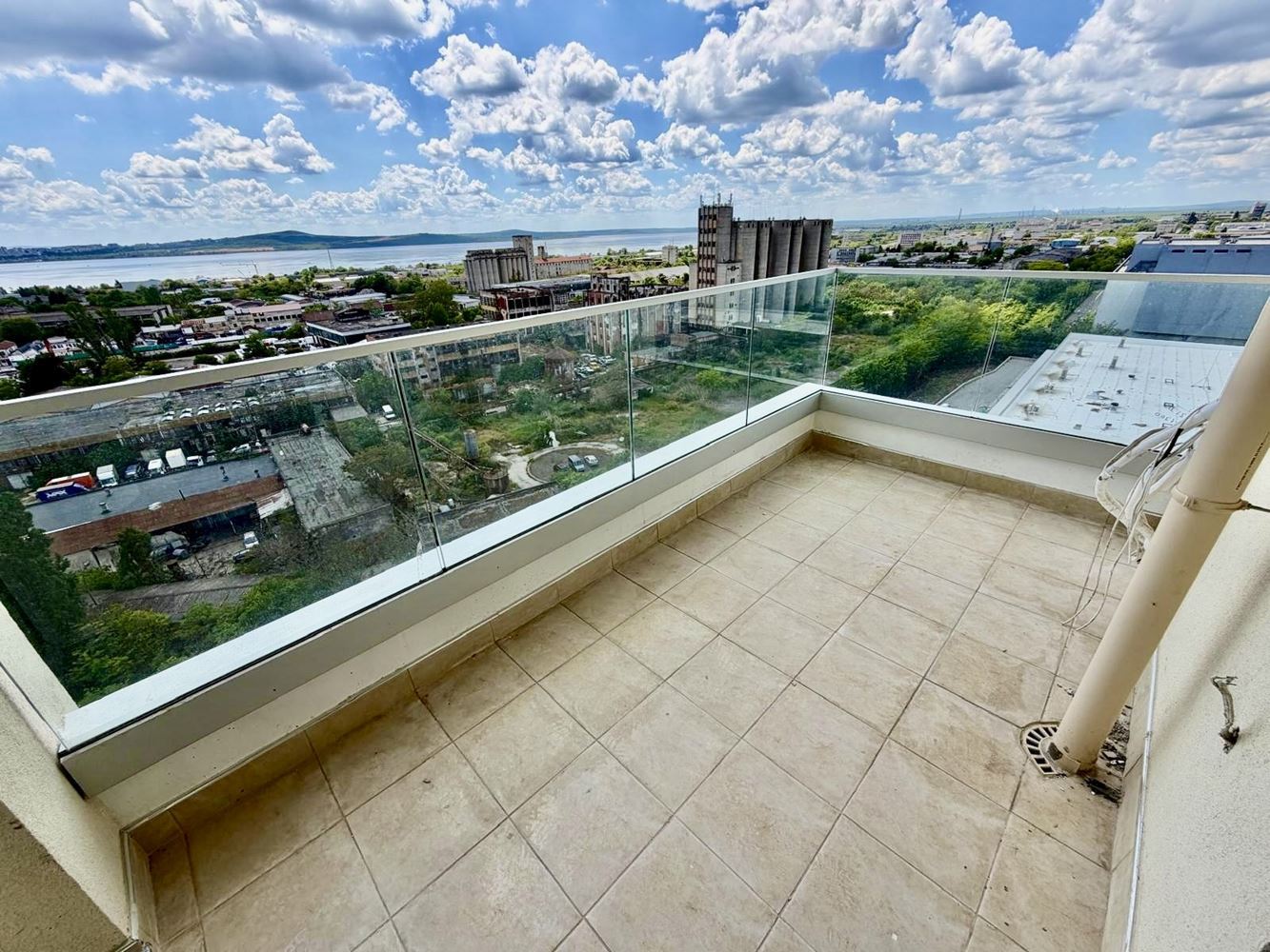 Moderne Wohnung mit zwei Schlafzimmern und Seeblick in Burgas. Mit Stellplatz!